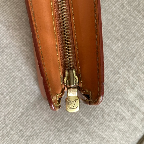 Auth Louis Vuitton Clutch - Picture 14 of 16